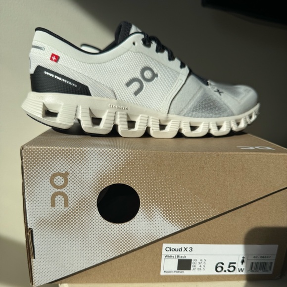COPY - On Cloud X 3 white/black 6.5w
Never Worn - Picture 1 of 5